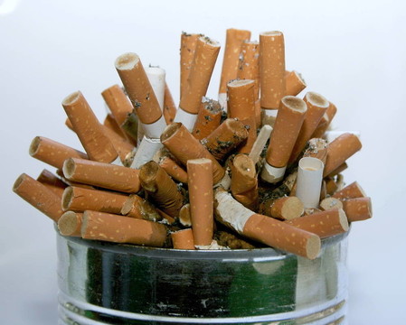 金屬煙灰缸滿(mǎn)煙頭垃圾堆