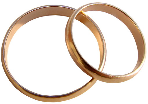 白色背景上的兩枚結婚戒指
