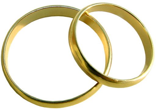 白色背景上的兩枚結婚戒指