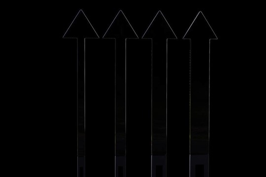 黑色箭頭。指出