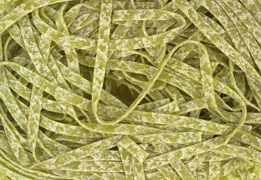 仔細(xì)查看菠菜口味的意大利面