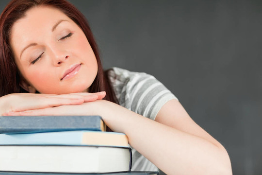 年輕的學(xué)生在她的書上睡著了