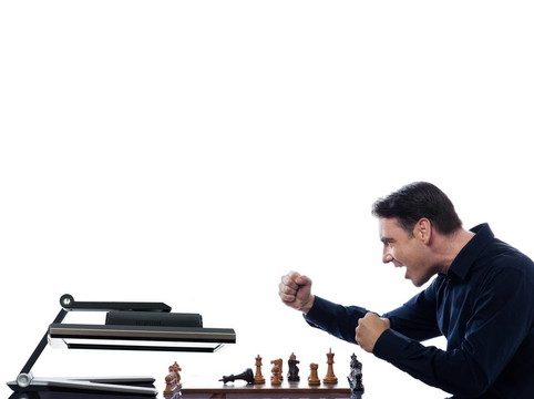 在電腦上下棋的人