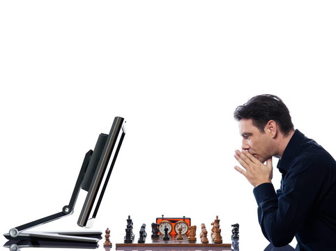 在電腦上下棋的人
