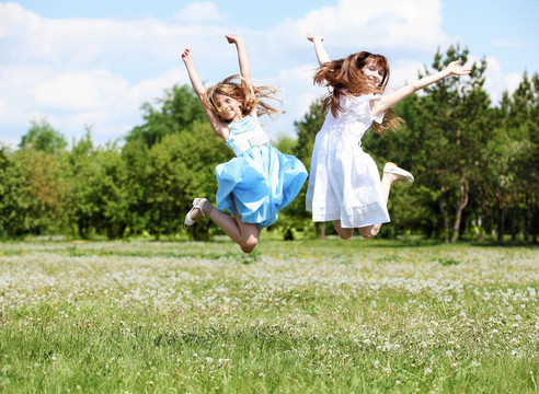 兩個女孩在公園里玩