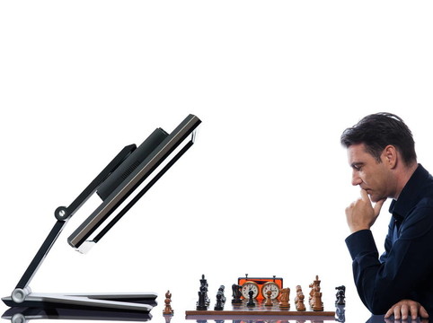 在電腦上下棋的人