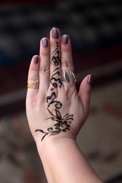 一方面最近畫(huà)Henna。在阿拉伯國(guó)家指甲花作為臨時(shí)紋身的身體部分的一種藝術(shù)。