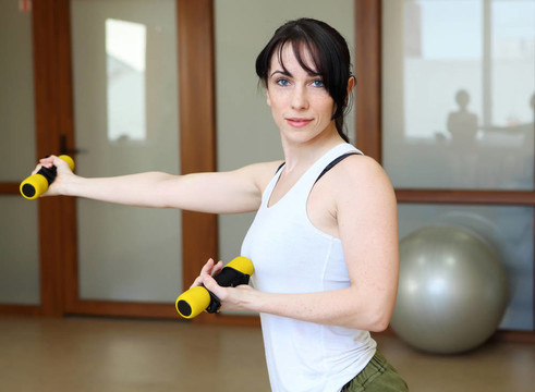 年輕女子做運動