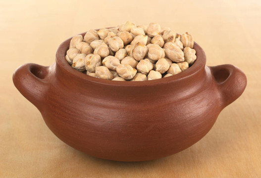 原白干鷹嘴豆（lat. Cicer arietinum）在鄉(xiāng)村的碗木（選擇性聚焦；對鷹嘴豆上半年重點