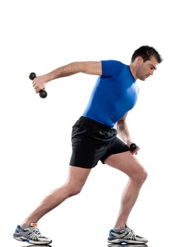 男人做运动弓步三头肌伸展白色隔离背景。开始站直。持有量在你面前在腰部的高度保持手肘弯曲，到你的身边。