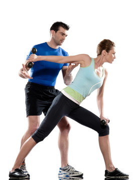 男人做运动弓步三头肌伸展白色隔离背景。开始站直。持有量在你面前在腰部的高度保持手肘弯曲，到你的身边。