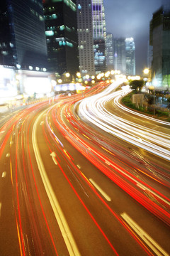 夜間快速行駛的汽車
