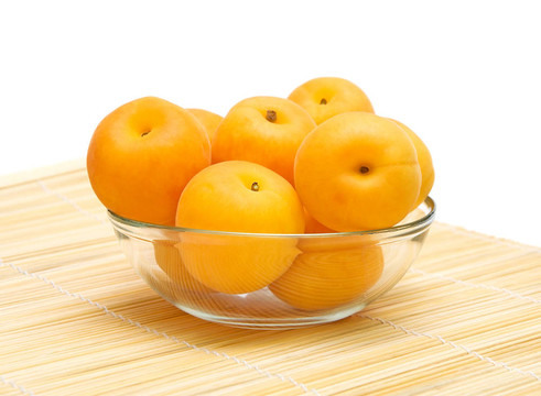 成熟的杏子在玻璃碗