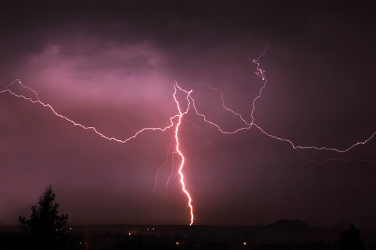 閃電雷暴；夜間多云的天空