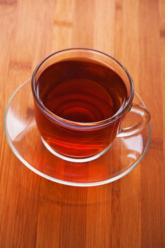 杯（茶；咖啡）反對(duì)木制桌子