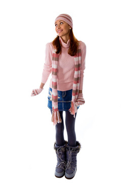 一個(gè)穿著暖和的針織衣服的漂亮女孩