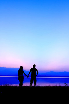 夕陽(yáng)的情侶剪影