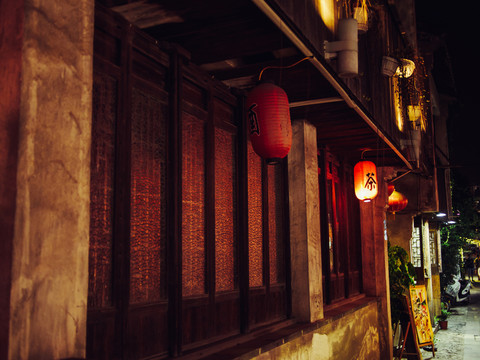 平江路夜色 露著燈光的茶館門口