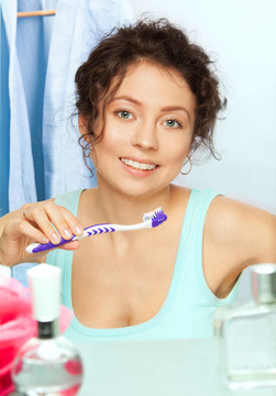 Toothbrush和微笑的女人
