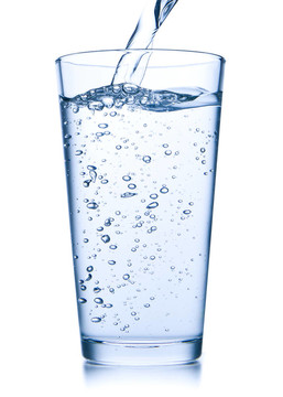 把水倒進玻璃