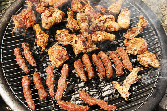 燒烤架上的炒肉