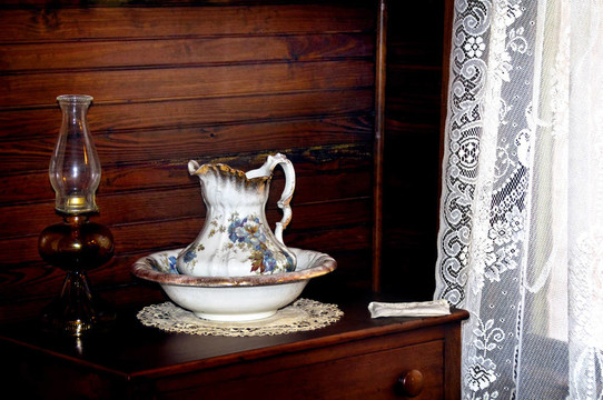 洗盆和Kerosene Lamp