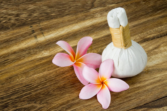 熱帶溫泉的雞蛋花