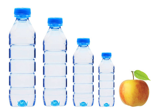 塑料瓶與水和蘋果與綠色的葉子孤立在白色