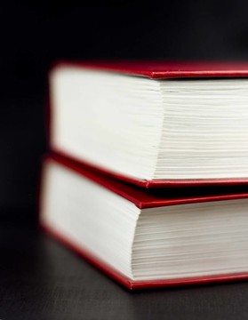 黑色背景上的兩本書
