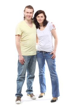 穿牛仔褲的年輕夫婦；男孩和女孩；站在一起擁抱