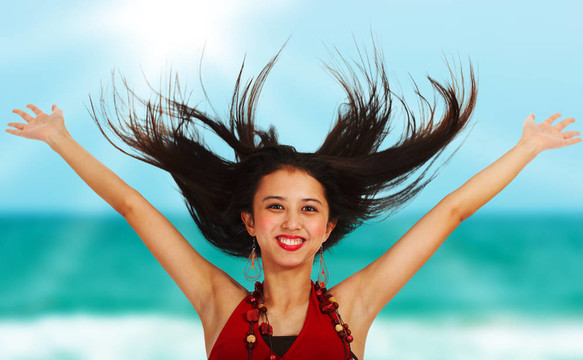 海灘上的興奮的女孩