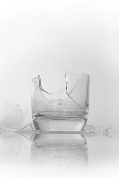 破碎的玻璃杯