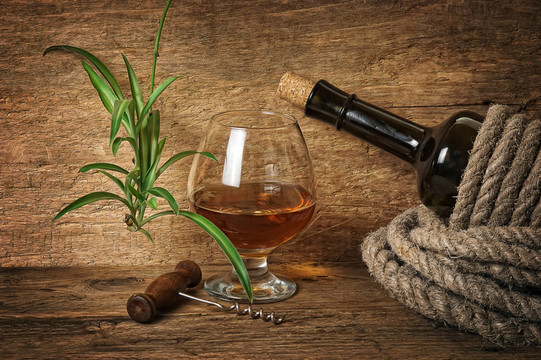 一瓶用繩子裹著的酒