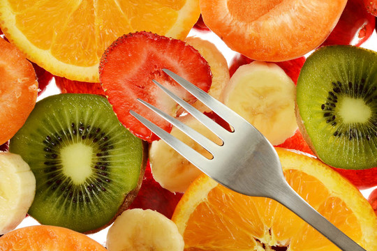各种水果和叉子的彩色组合物