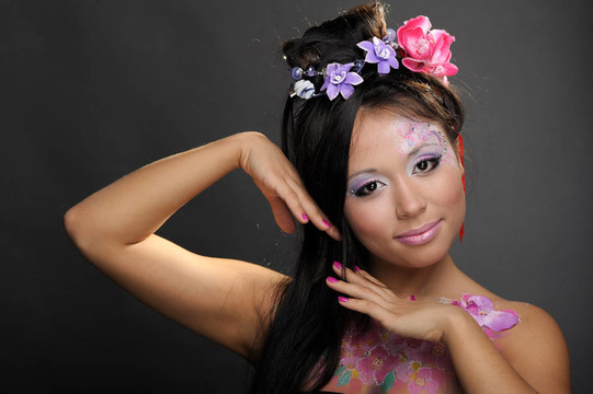 帶妝的亞洲女孩特寫(xiě)畫(huà)像
