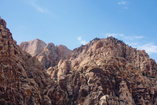 沙漠中的Brown Cliffs