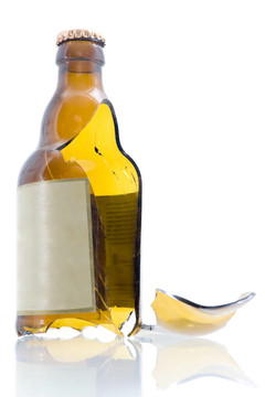 破碎的啤酒瓶