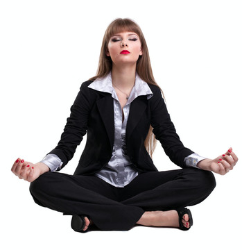年輕的商務(wù)女士坐在瑜伽姿勢