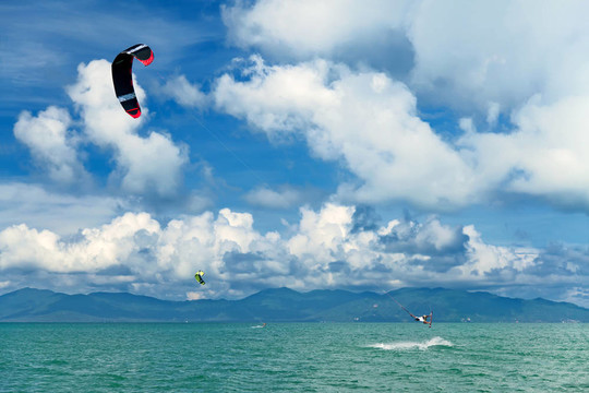 Wakeboarder跳從大海的水