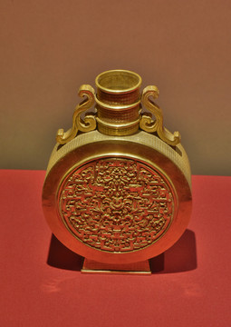 清代金鏨夔龍寶相花紋扁壺