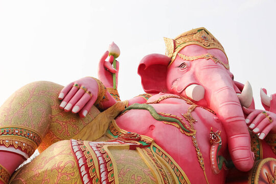 Ganesh粉紅色的Wat Samarn形象；Chachoengsao；泰國(guó)。
