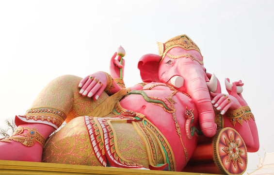 Ganesh粉紅色的Wat Samarn形象；Chachoengsao；泰國(guó)。