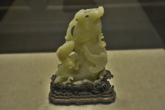 清代乾隆黃玉摩羯魚(yú)形花插