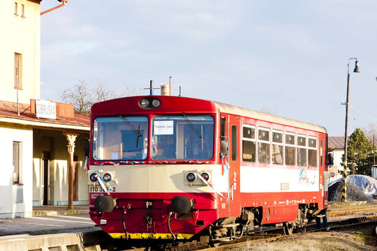 在dobruska鐵路站車車廂；捷克共和國