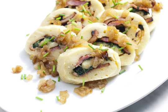 從土豆面團(tuán)滾入菠菜和培根