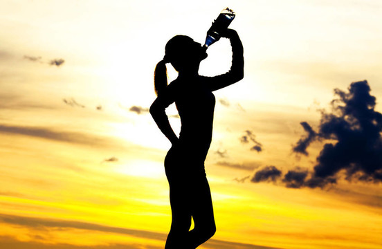 女子的飲用水
