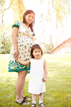 懷孕的亞洲母親和她的女兒
