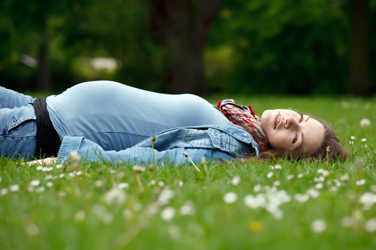 懷孕的女人在公園里放松