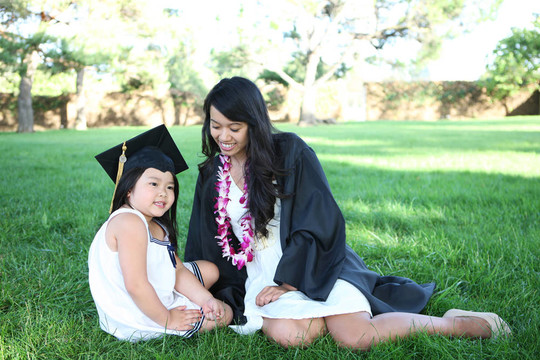 母親和Daughter Celebrating Graduation