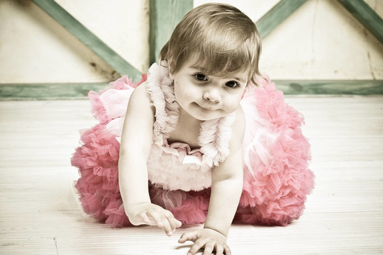 优雅的小女孩穿着鲜艳的粉红色连衣裙